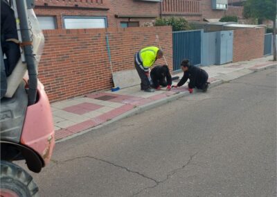 Acondicionamiento de los espacios ocupados por alcorques sin árboles en el Camino de la Aceña
