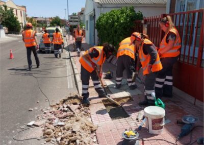 Sustitución de baldosas de hormigón que conforman las aceras del Camino de Salamanca