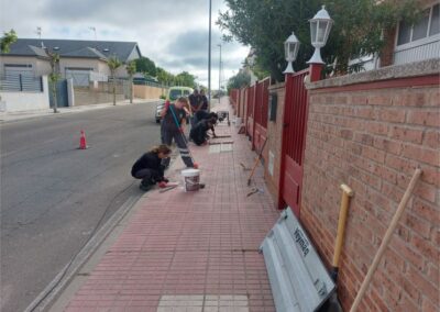 Sustitución de baldosas de hormigón que conforman las aceras del Camino de Salamanca