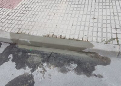 Sustitución completa de bordillos por otros de similares características en cuanto a material, acabado, dimensión y color, y/o reparación con mortero no estructural monocomponente en la Calle Orquídeas